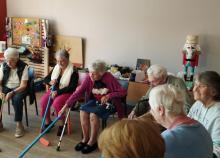 <a href="/actualites/eveil-inter-generationel-villars-42-quand-les-enfants-illuminent-les-journees-des">Éveil Inter-Générationel à Villars (42) : Quand les Enfants illuminent les journées des Résidents aux Marroniers</a><div class="smartphoto_back_link"><a href="/multimedia">Retour aux albums</a></div><div class="smartphoto_date_album">Album publié le 30/11/2023</div>