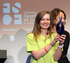 Dans l'amphithêatre devant 600 personnes, Emma Bonamy reçoit le Trophée du jeune dirigeant