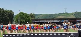 groupe gymnastes avec mouvement d'ensemble