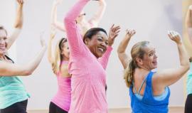 groupe de femmes mouvements de gymnastique