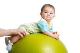 Bébé sur un balon Bébé sur un balon
