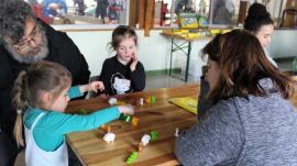 Les enfants (et les adultes !) en pleine activité Les enfants (et les adultes !) en pleine activité
