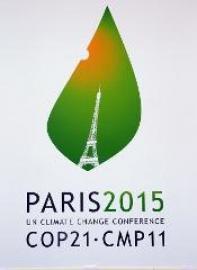 logo de la conférence de Paris sur le climat représentant le soleil éclairent une feuille dans laquelle apparait la Tour Eiffel