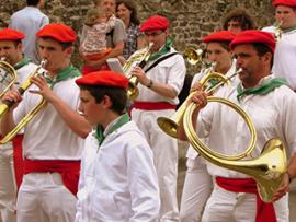 Les troupes de musiciens défilent dans les rues