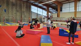 stagiaires éveil de l'enfant dans gymnase FSCF