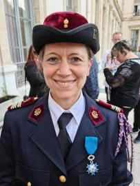 Portrait de Karine Charvet, juge de gymnastique féminine et chevalier de l'ordre du Mérite Portrait de Karine Charvet, juge de gymnastique féminine et chevalier de l'ordre du Mérite